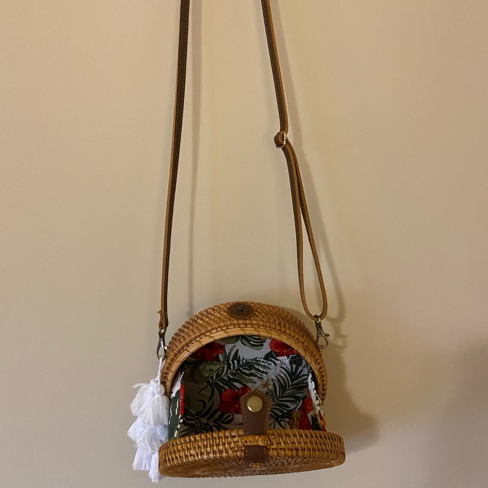 Woven basket crossbody/shoulder purse.